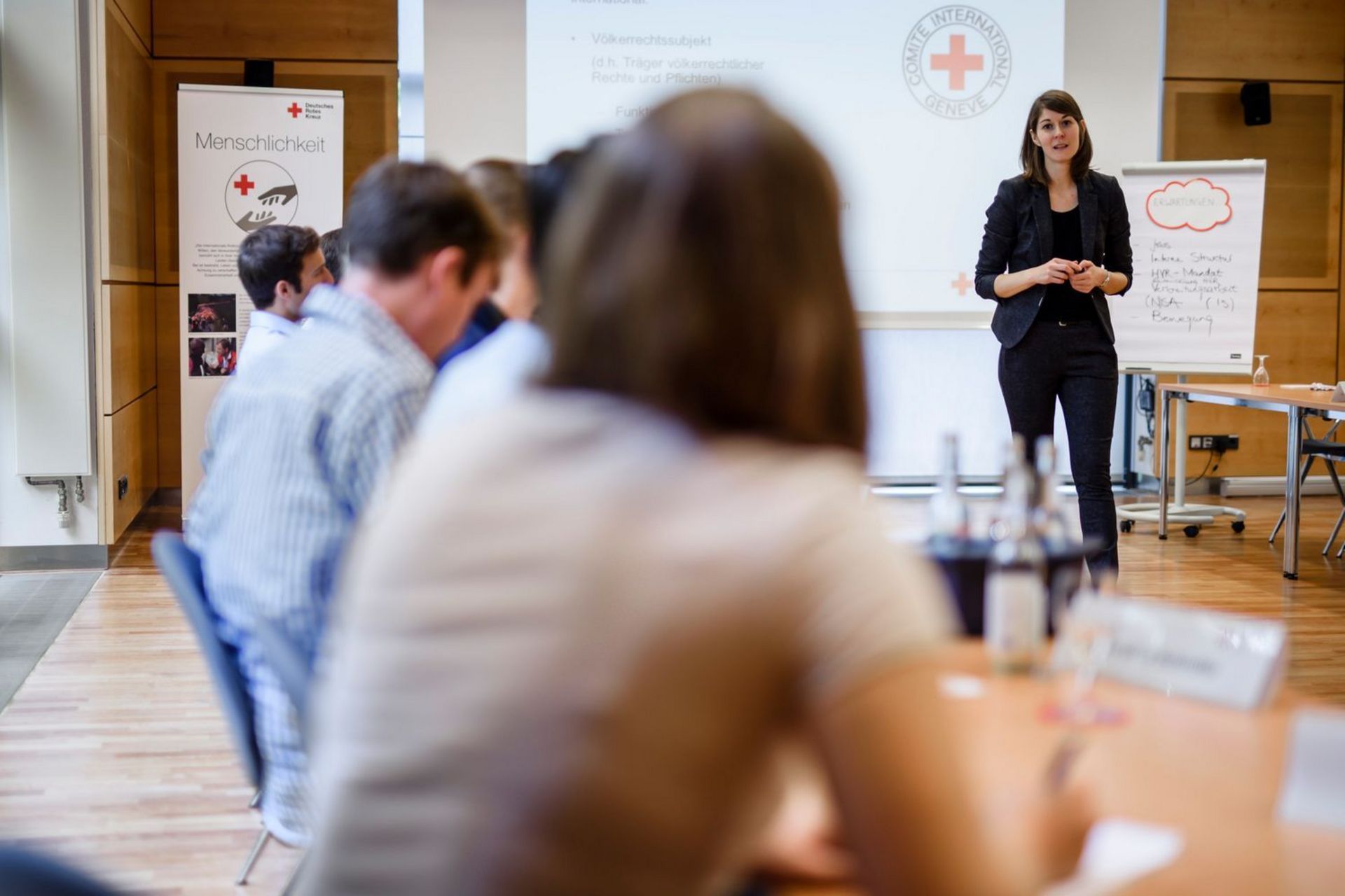 Referentin für Verbreitungsarbeit Katja Schöberl unterrichtet in einem Seminarraum im DRK Generalsekretariat Jurastudenten