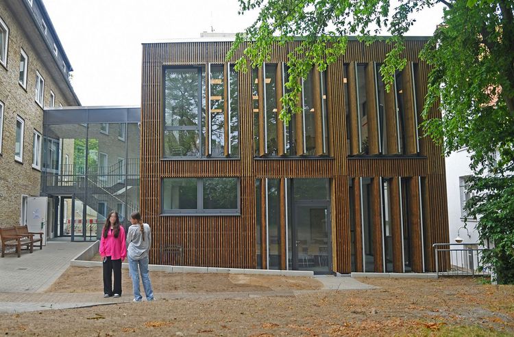 Außenansicht vom Neubau der DRK-Akademie in Kiel, mit bräunlicher Fassade und vielen Fenstern