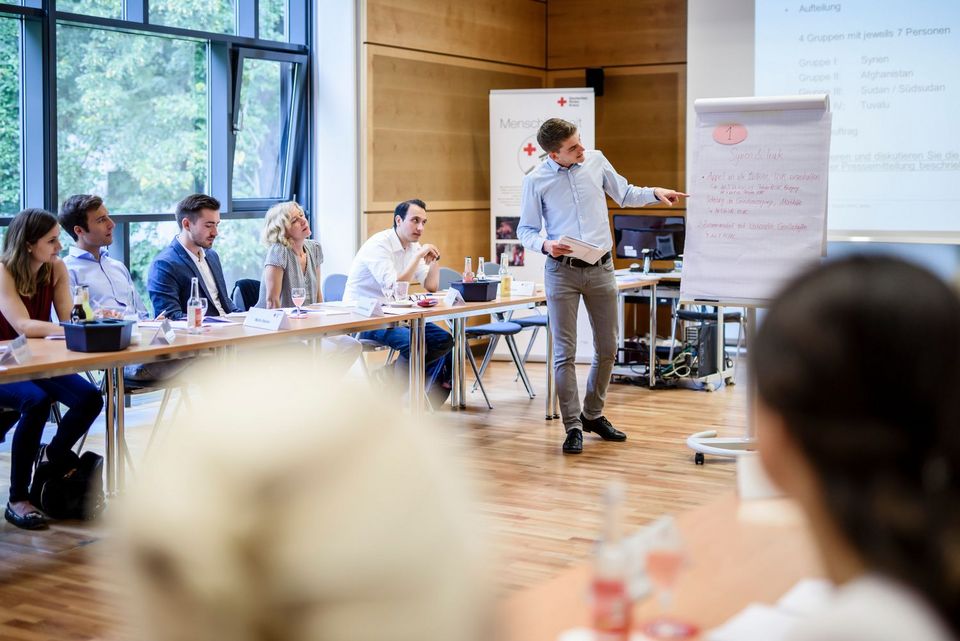 Sommerkurs im Humanitären Völkerrecht für Jurastudenten und Juristen im Generalsekretariat des DRK
